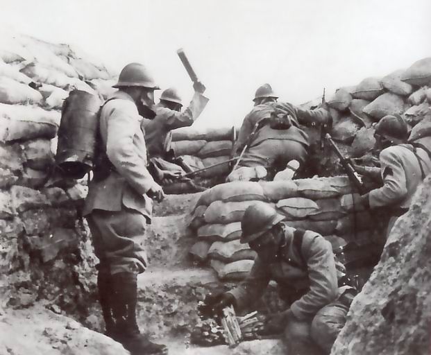 Soldats français résistant aux attaques aux gaz