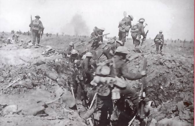 Fantassins britanniques partant à l’assaut de la crête de Vimy