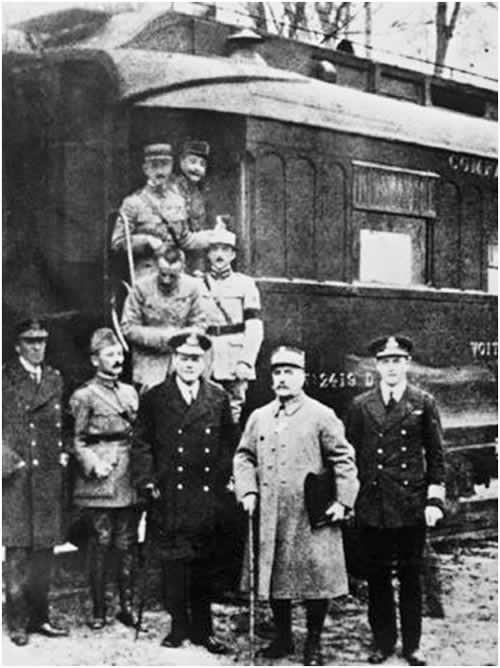 Les signataires de l’armistice devant le wagon de la Clairière de Rethondes
