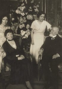 Photographie de la famille Doumer par Harlingue