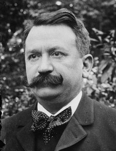 Portrait de Gaston Doumergue, moustache et nœud papillon