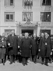 Alexandre Millerand à la foire de Lyon en 1921, entouré de personnalités
