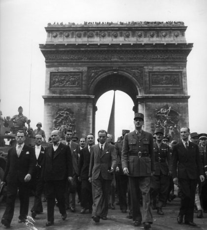 Le général de Gaulle descendant les Champs-Élysées