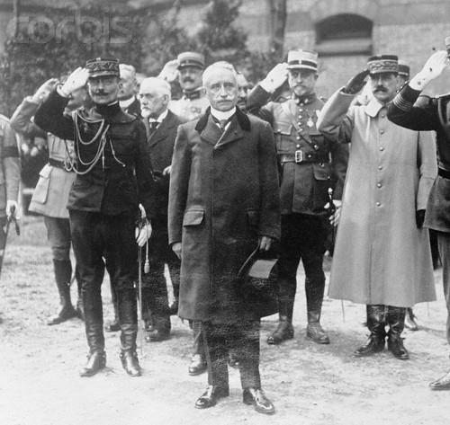 Paul Deschanel entouré de militaires lui rendant le salut